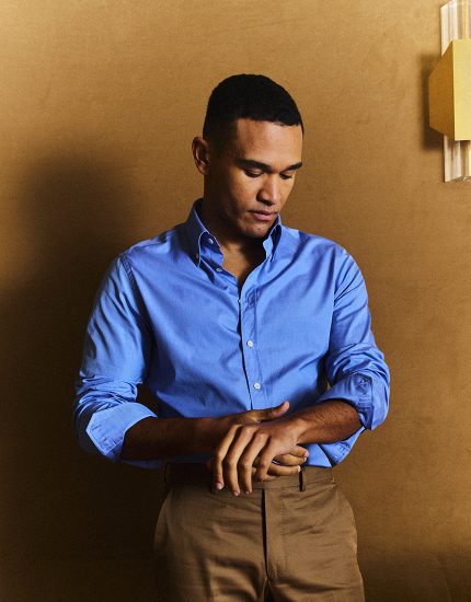 Chemise bleue sur mesure , fil à fil, en tissu 100% coton italien Les nouveaux ateliers