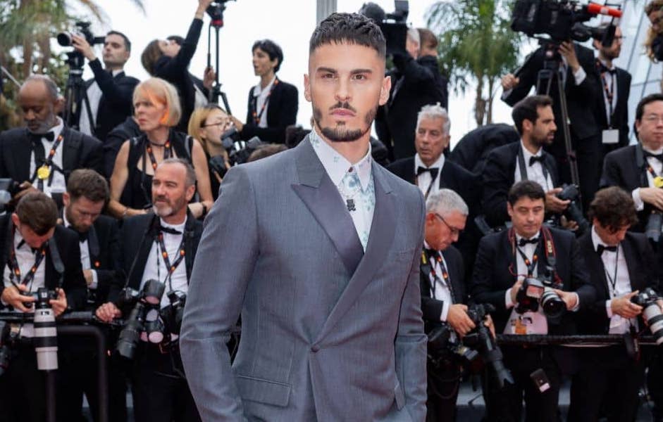 Baptiste Giabiconi en costume croisé sur mesure