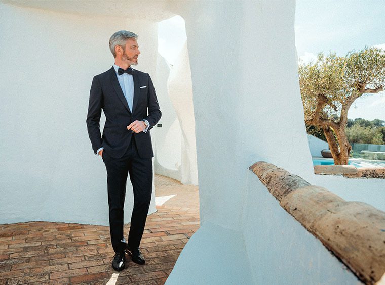 Smoking sur mesure bleu marine Vitale Barberis Canonico, col châle en satin, épaules naturelles