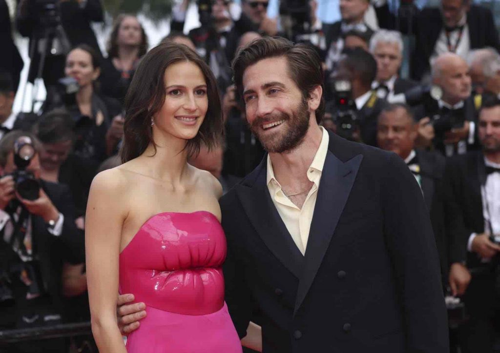 Jake Gyllenhaal en costume sur mesure avec Jeanne Cadieu au festival de Cannes 2022