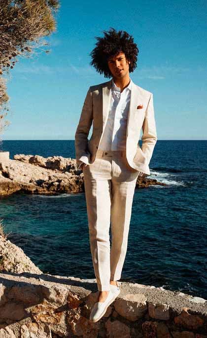 Costume en lin beige fil torsadé 3 plis, tissu Loro Piana (drapier Solbiati), col cranté, épaules naturelles et poches appliquées