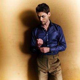La chemise sur mesure bleu jean en tissu italien 100% coton Les nouveaux ateliers