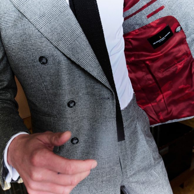 Le costume croisé gris avec motif prince de galles fait tissu laine et cachemire sur mesure