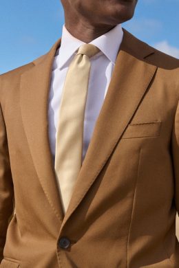 Costume, en deux-pièces en tissu 100% laine mérinos Loro Piana. Collection World of Colours look casual cravate