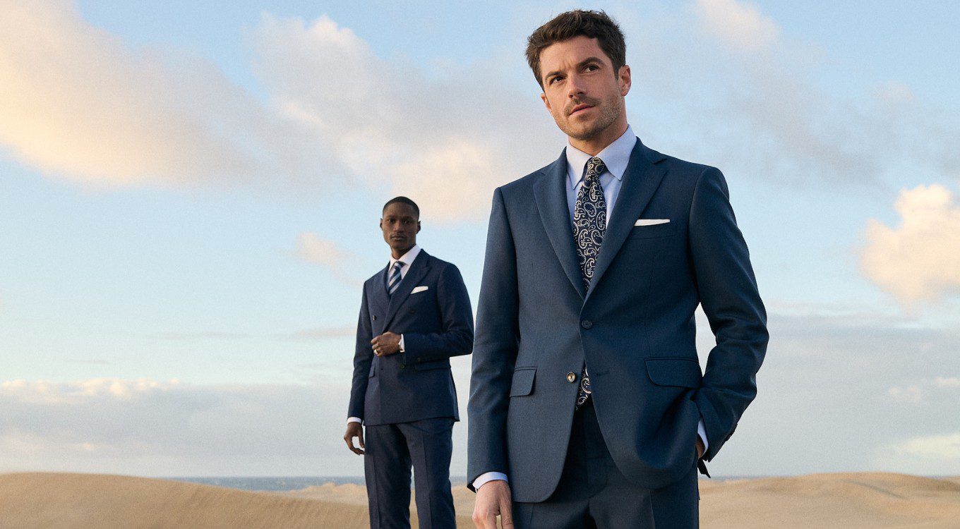 Deux costumes sur mesure bleus avec une attention au détail, réalisés à Paris.