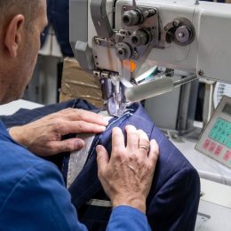 maître tailleur dans un atelier lumineux au Portugal (Vallée de l'Ave), confectionnant une veste sur mesure Les Nouveaux Ateliers.